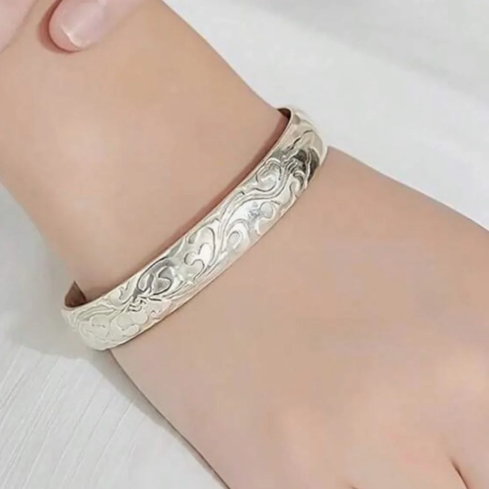 Silver Floral Cuff Bracelet – Adjustable Vintage-Inspired Design
